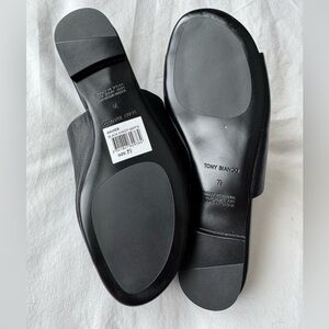 Havier Flat Slide features a leather upper, slip on style & open toe design.